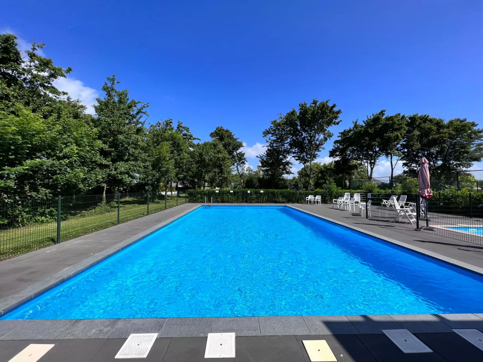 In Stavenisse mit gemütlicher Terrasse-Draußen