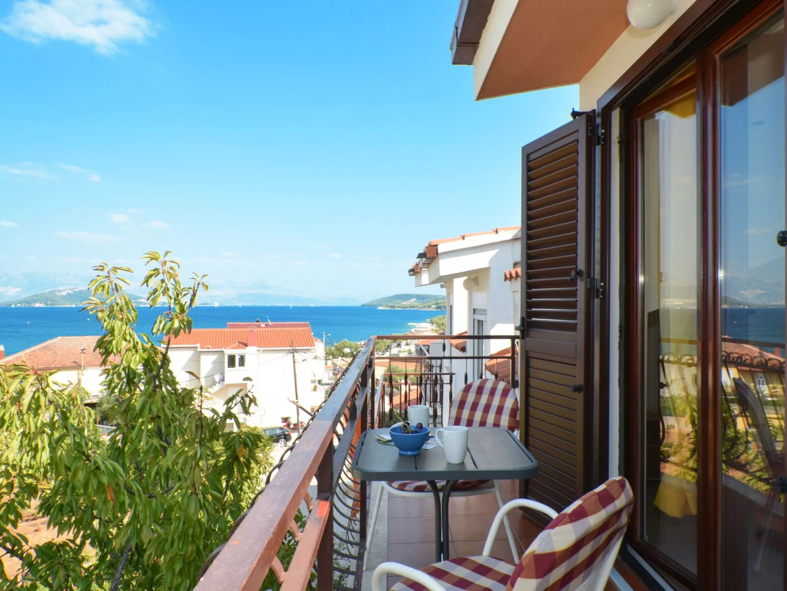 Mirjana mit Parkplatz-Outside