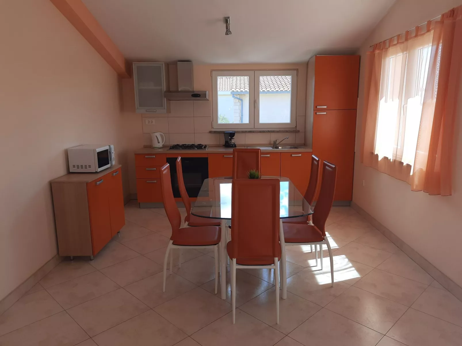 Mit Blick auf das Wasser-Dedans