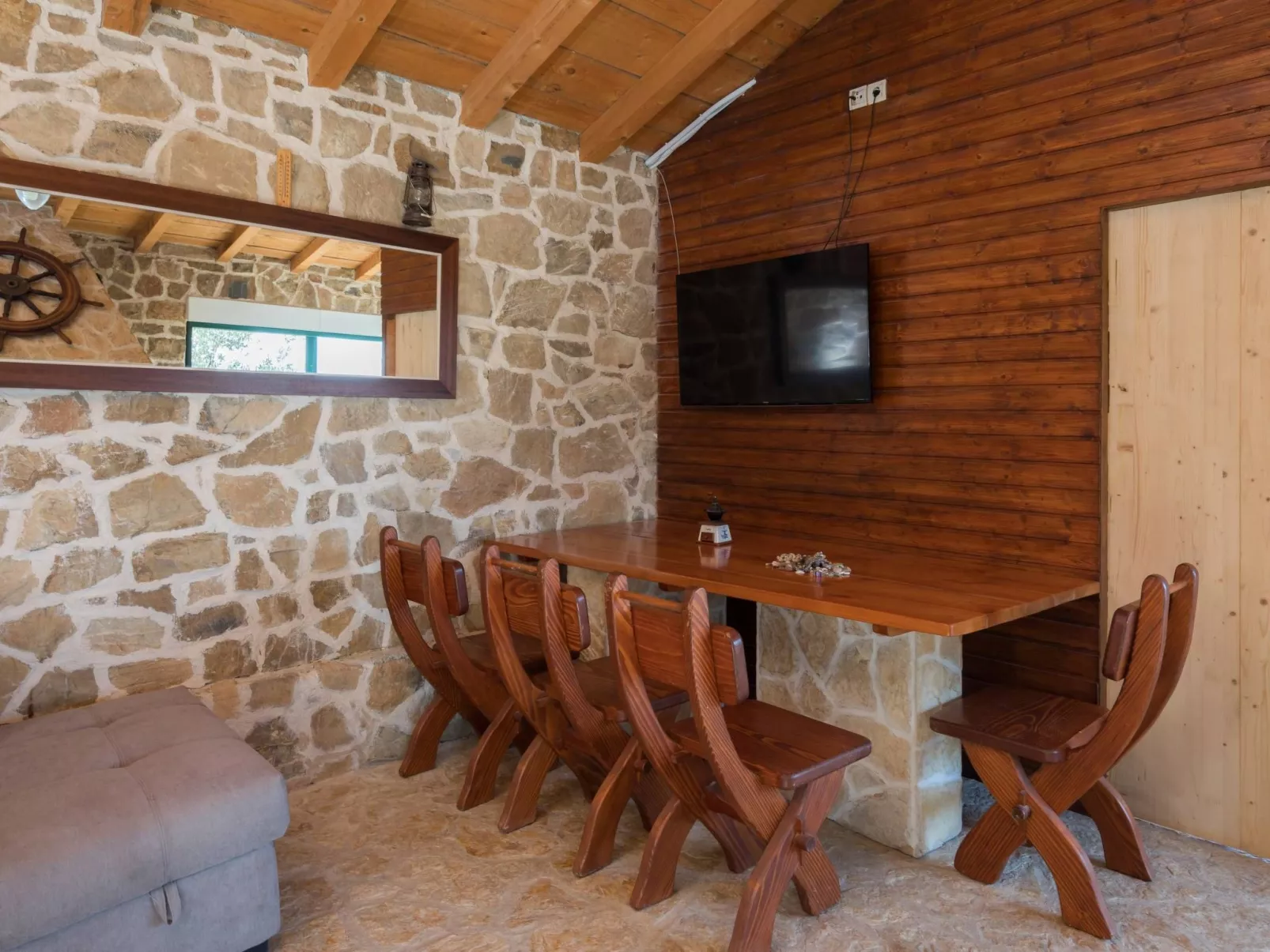 Ferienvilla Kalista mit Pool und tollem Ausblick-Drinnen