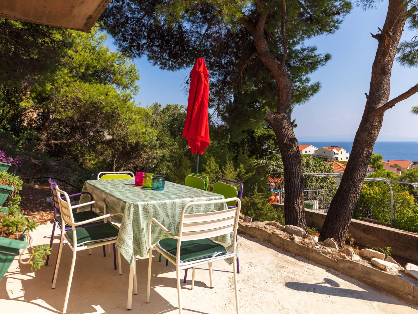 "Barbara" mit Blick auf das Wasser - Draußen