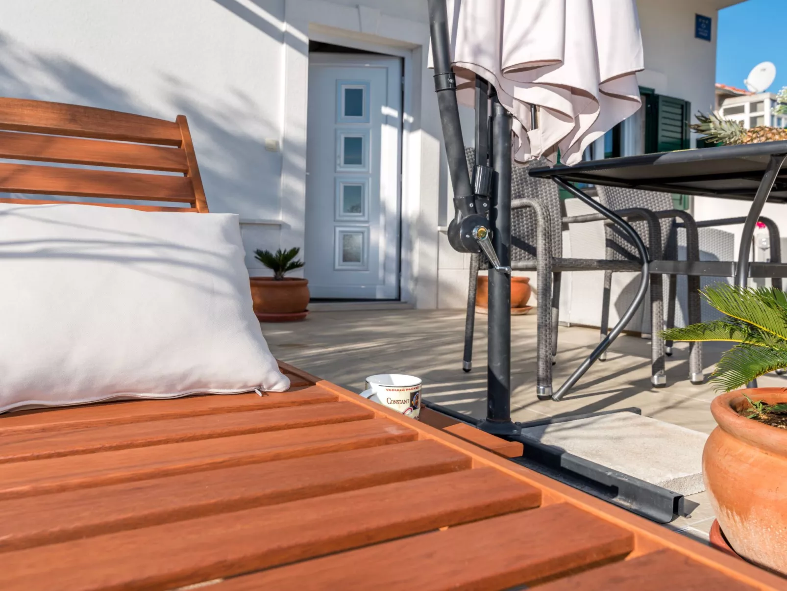 Modernes Ferienhaus mit Terrasse und Meerblick-Draußen