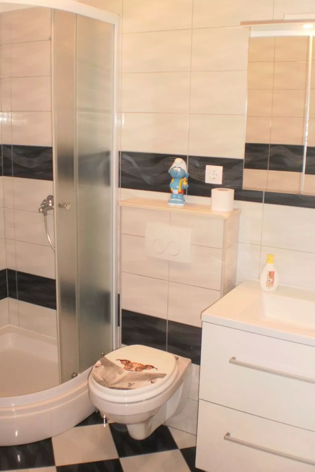 Moderne Ferienwohnung in Omiš mit Terrasse und Garten-Drinnen