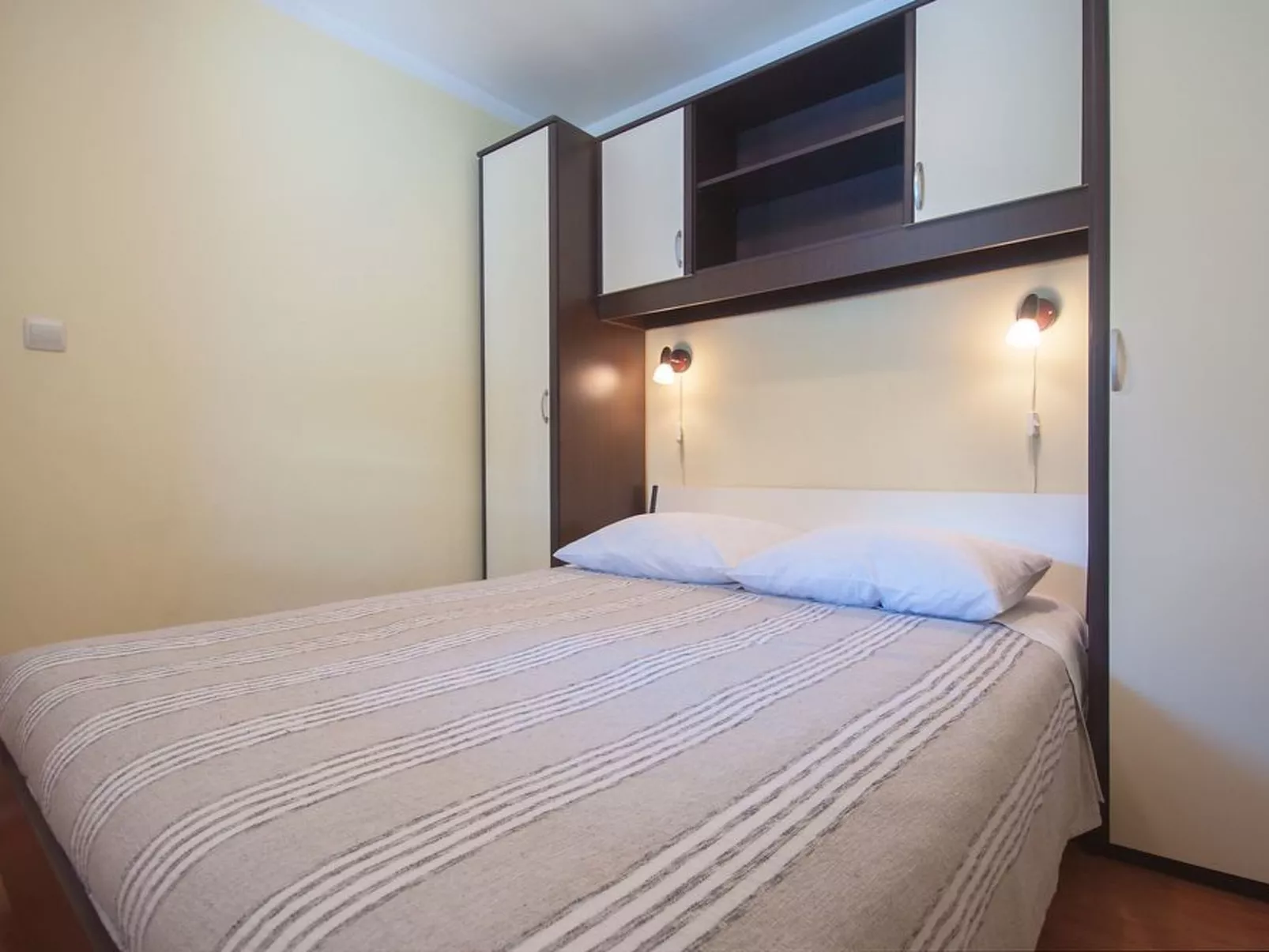 Mit Blick auf das Wasser-Drinnen