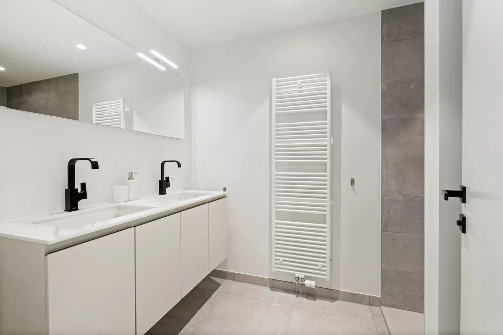 Maple Leaf 302-Bathroom