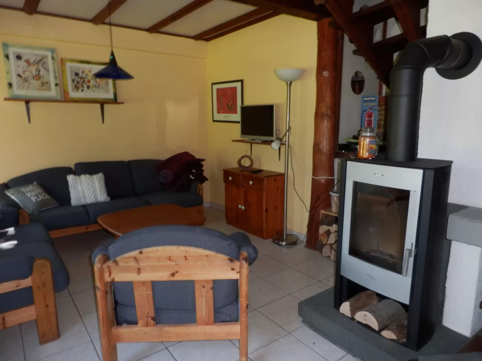 Mit Grill, Terrasse und Garten-Drinnen