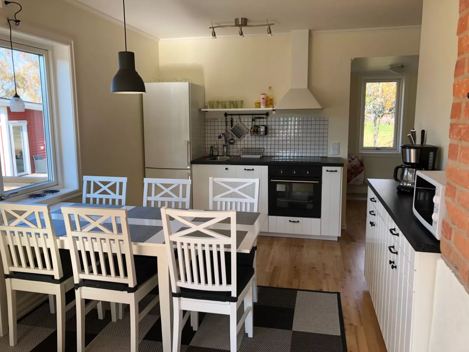 Mit Garten und Holzterrasse am See-Drinnen