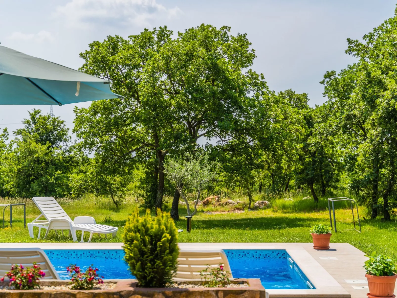 Schönes Haus mit großer grüner Umgebung, Pool-Draußen