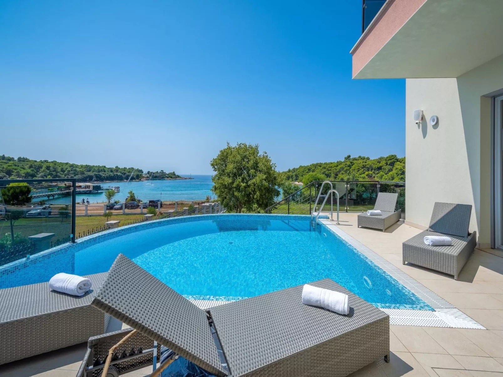 Cedar in Stoja mit großzügigem Garten-Inside