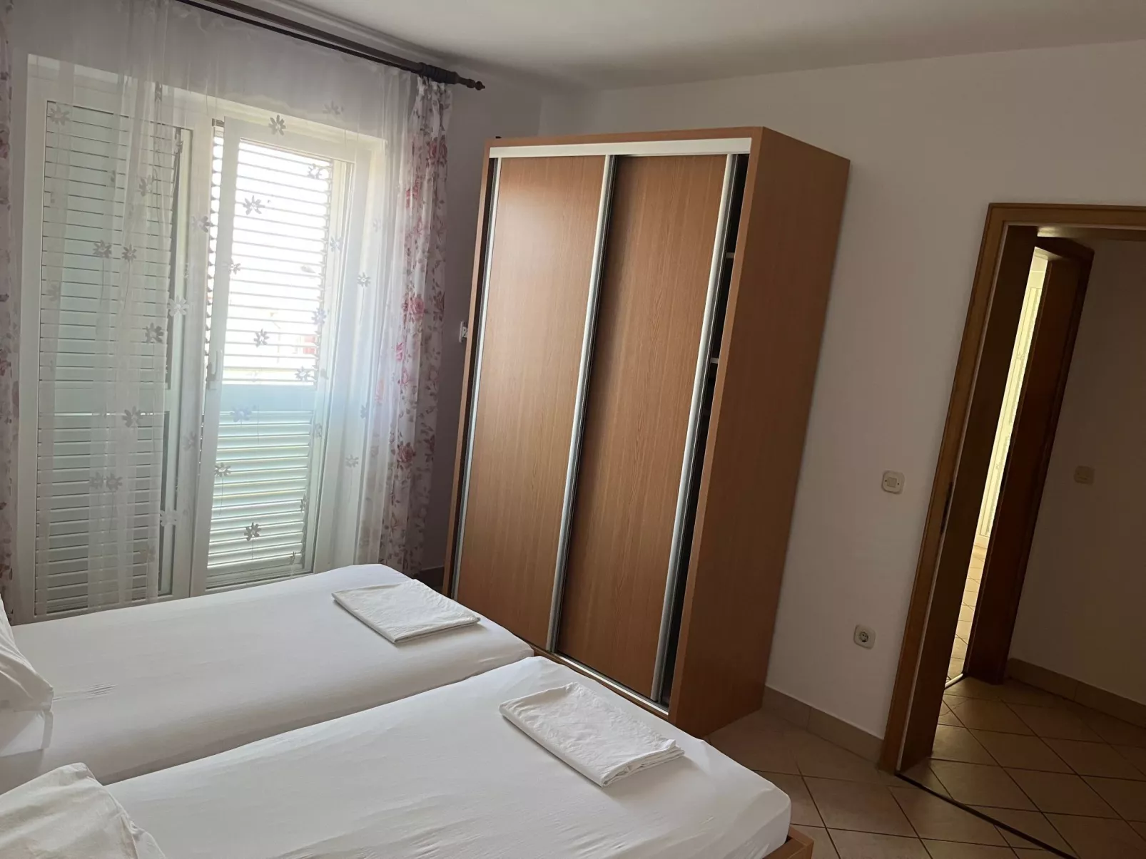 Mit Blick auf das Wasser-Dedans