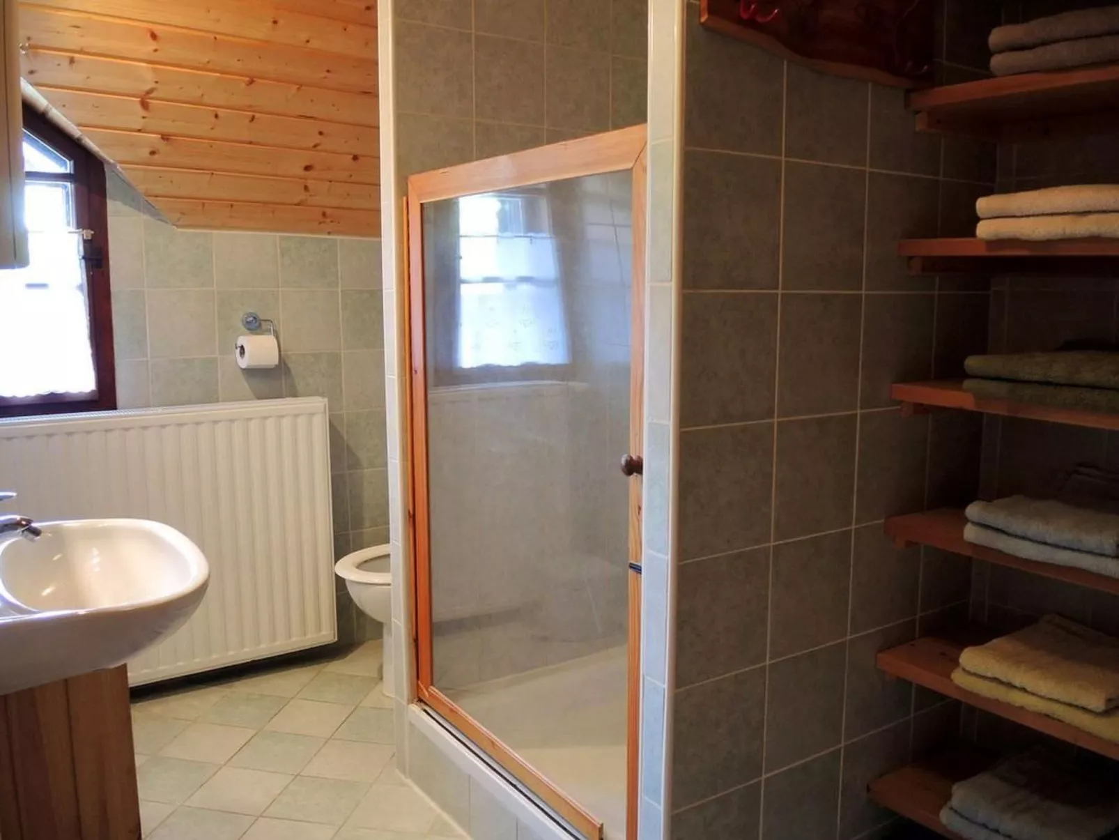 Für sechs Personen mit einem Balkon-Drinnen