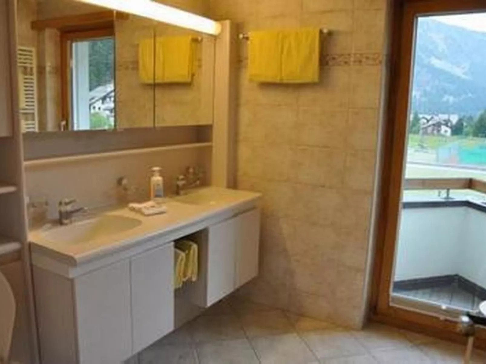 Chesa Sunasain V8-Drinnen