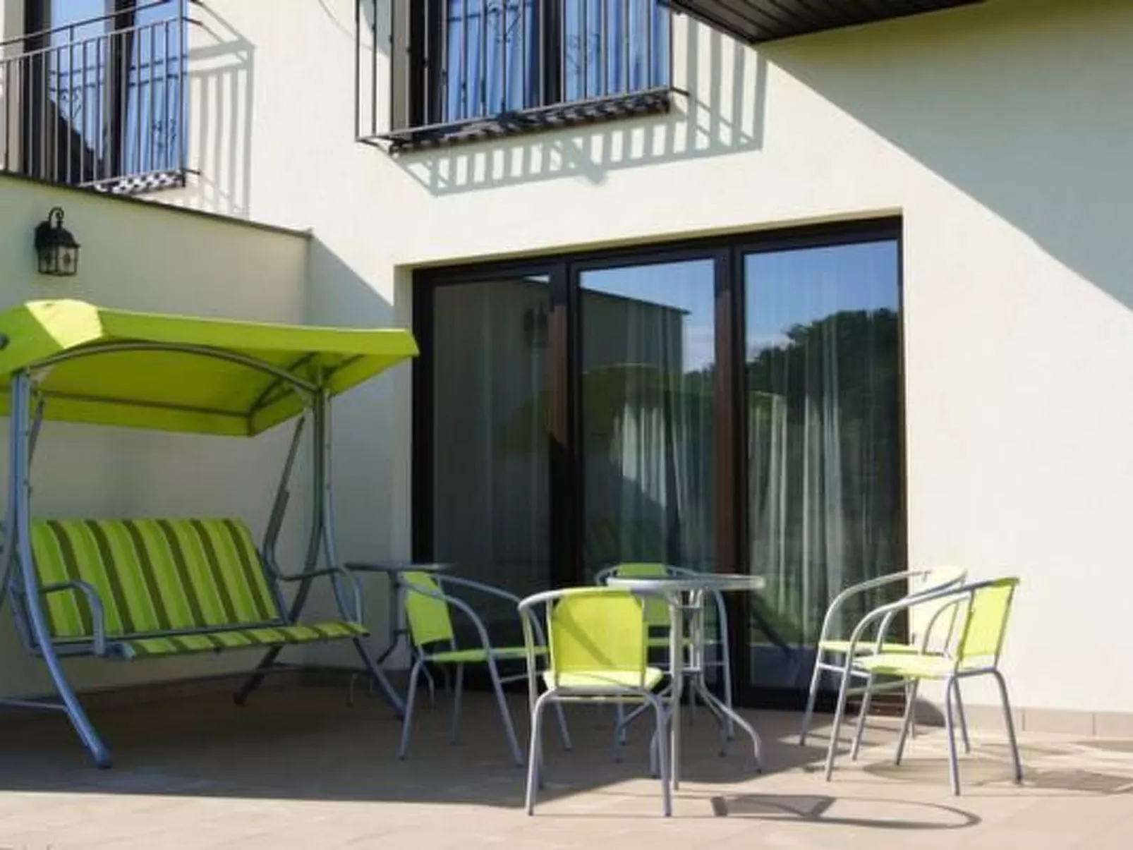 Mit Garten, Terrasse und Grill-Outside