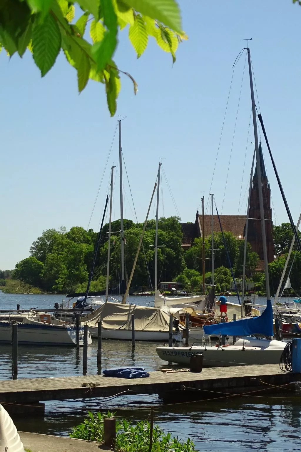Gemütliches Dachgeschoss-Apartement mit Seeblick und großem Garten am Wasser-Dehors