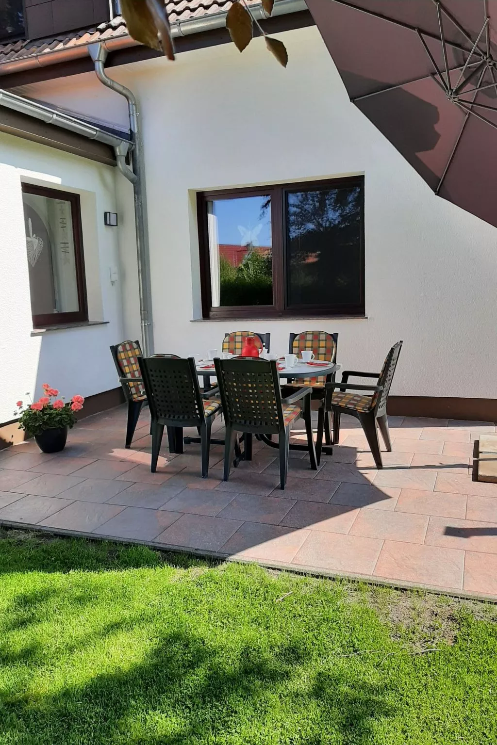 Komfortable Ferienwohnung mit großem Garten-Dedans