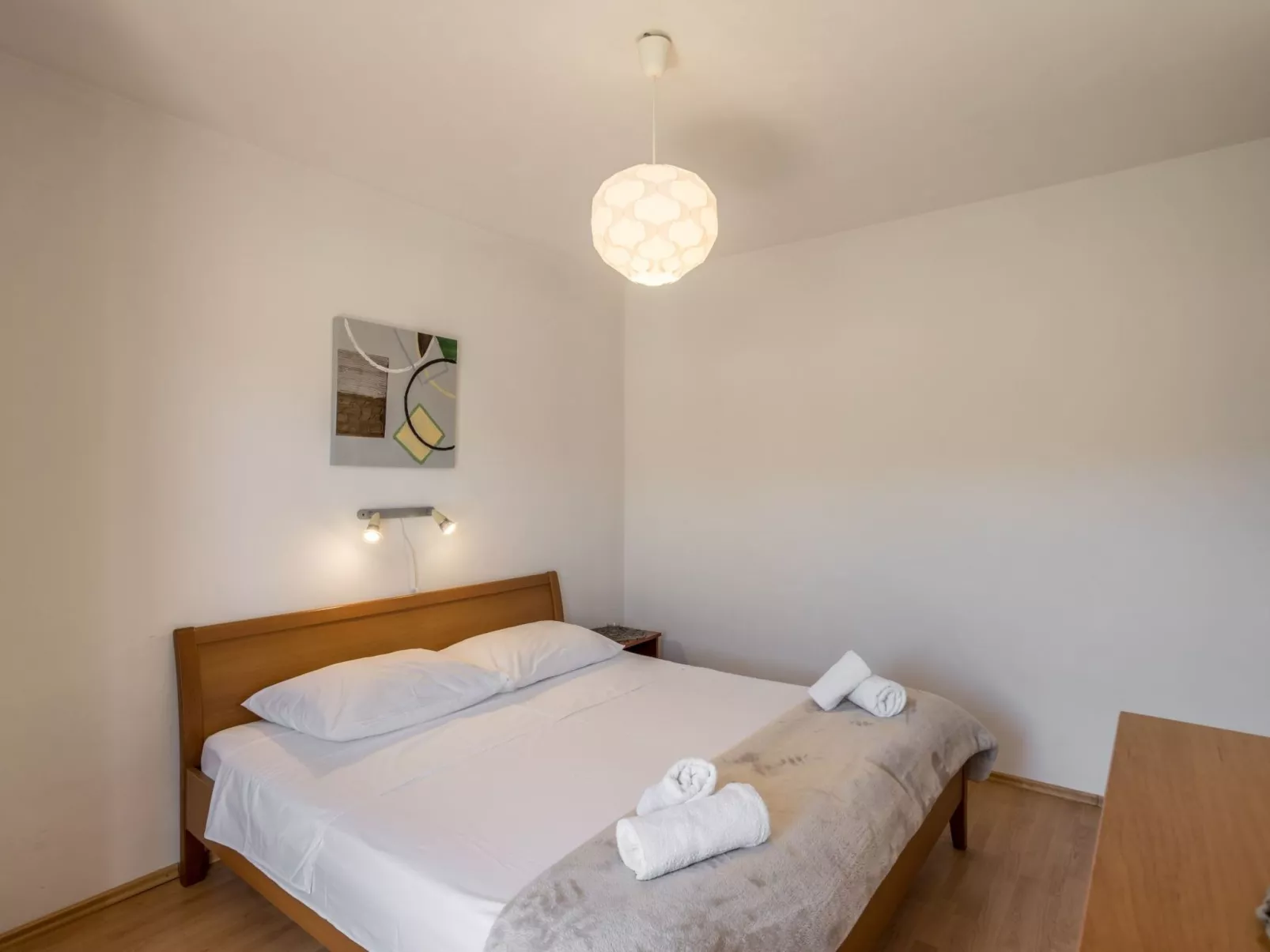 Tihana mit mediterranem Garten-Inside