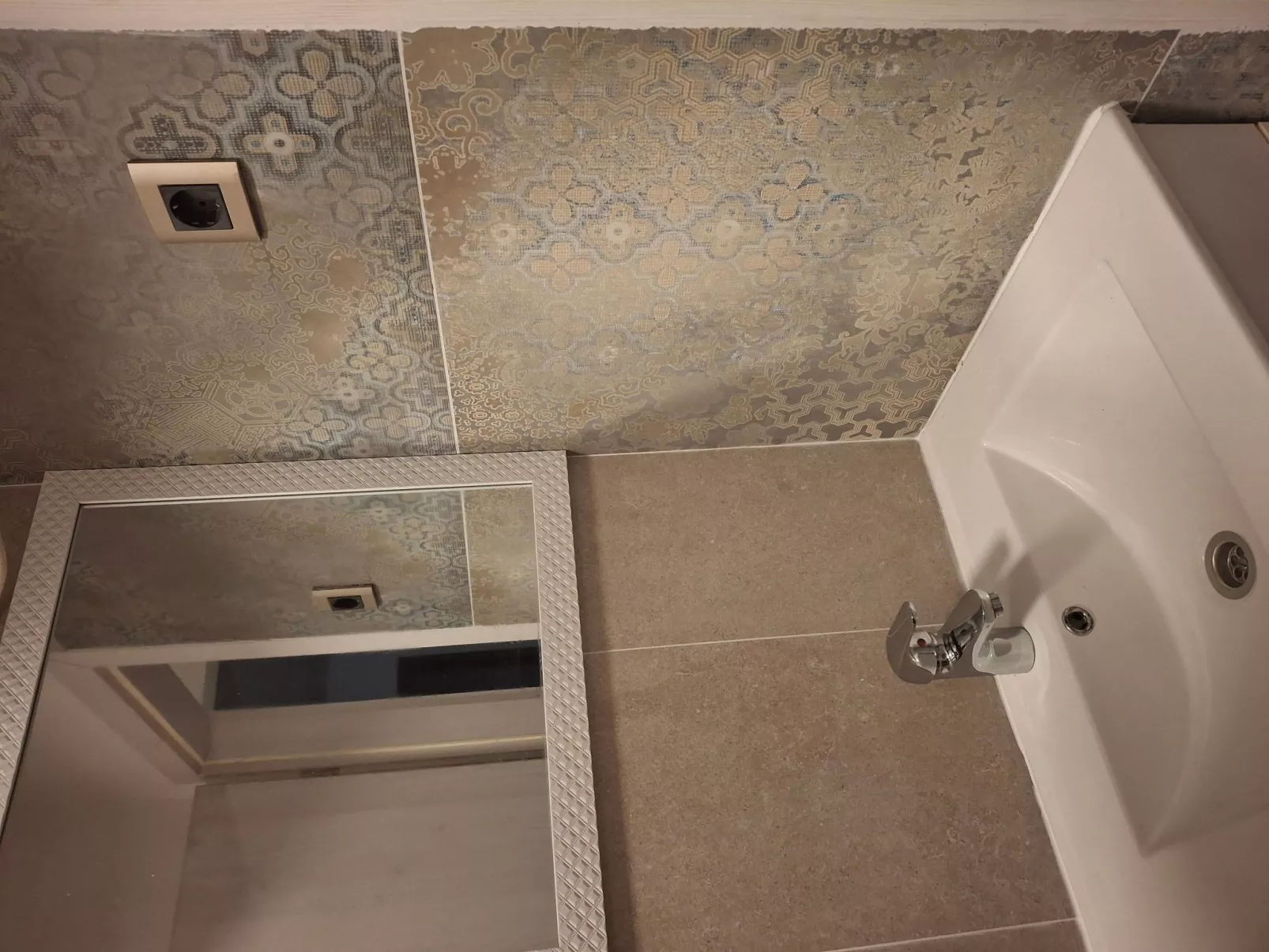 Mit Blick auf das Wasser-Drinnen