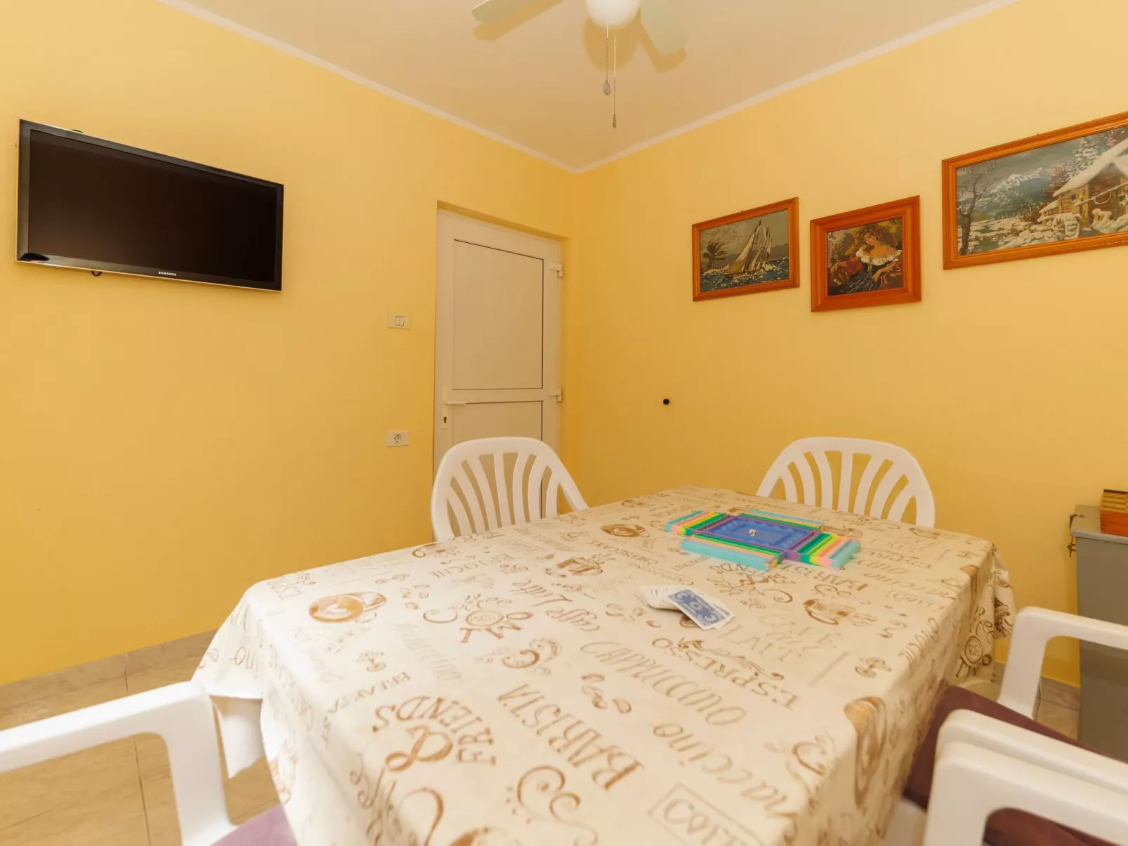 "Zara" mit Blick auf das Wasser-Dedans