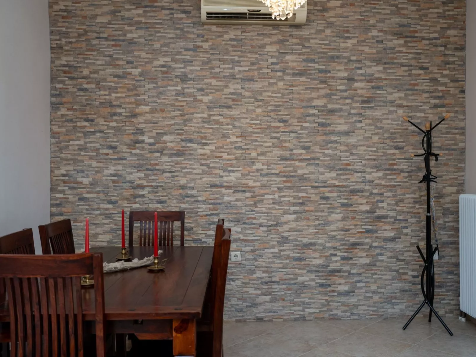 Unknown Accommodation-Dedans