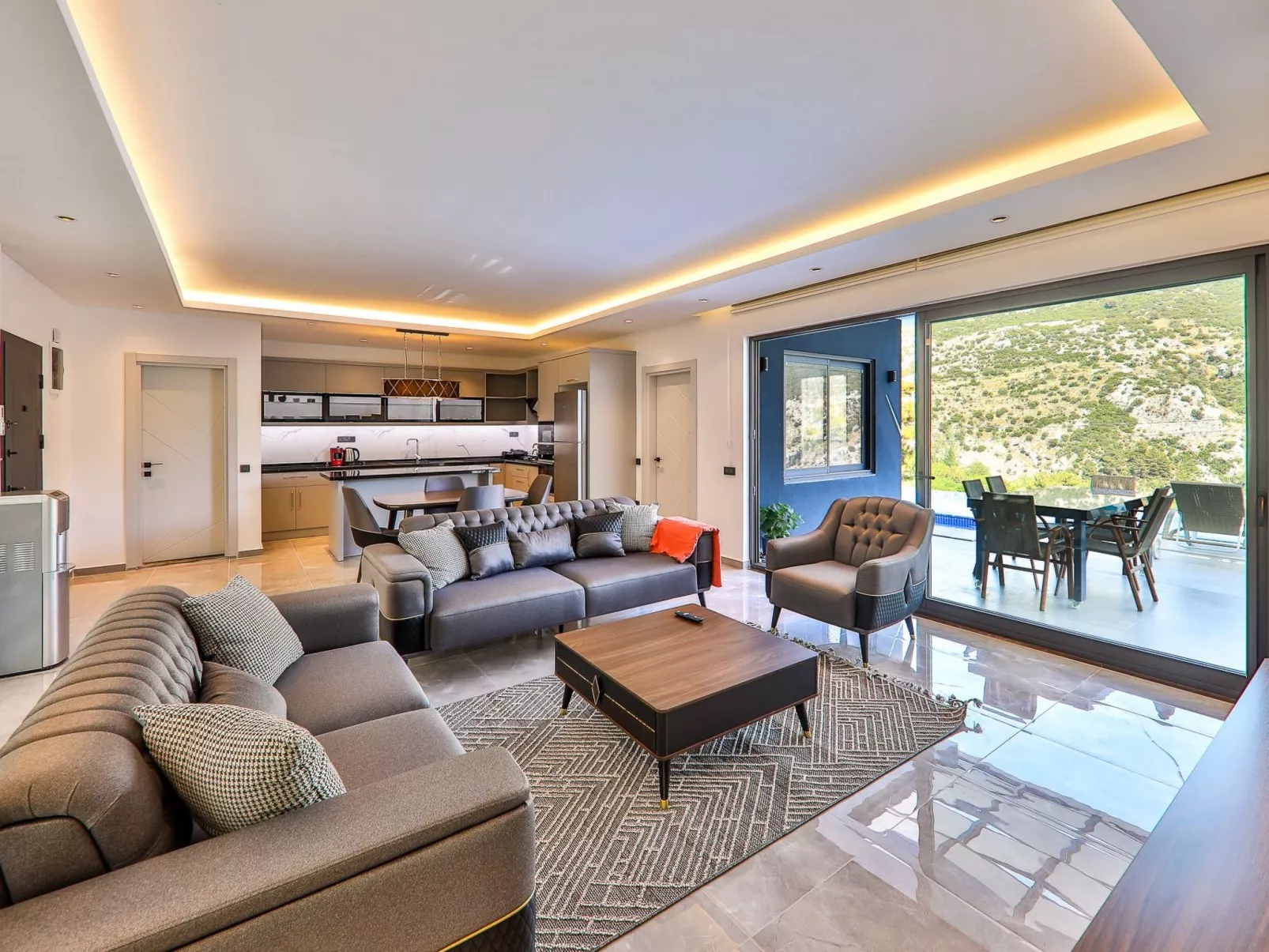 Mediterranean 2-Dedans