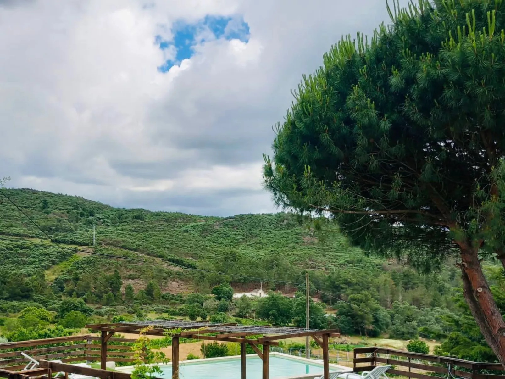 Weißes Haus in Douro Weinberge-Draußen