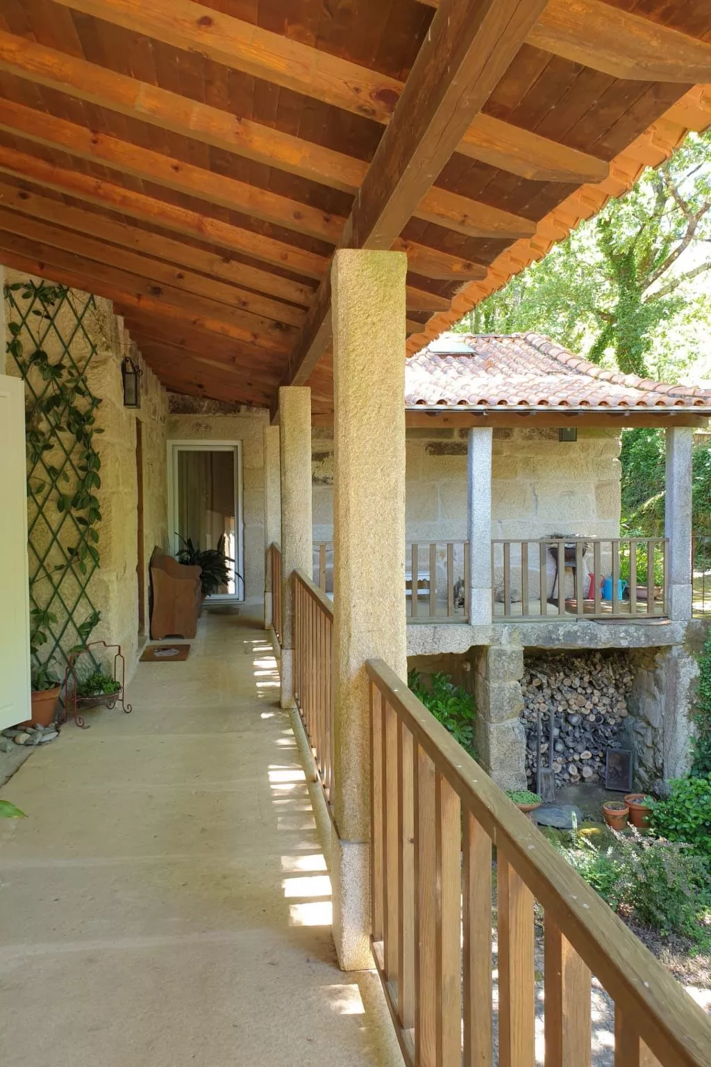 Haus jenseits des Flusses-Draußen