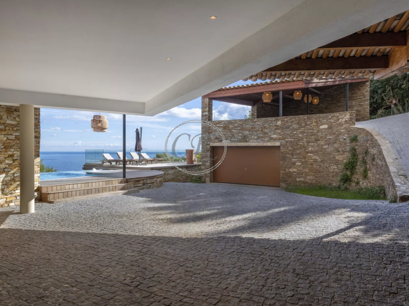 Außergewöhnliche Villa am Cap Bénat-Inside