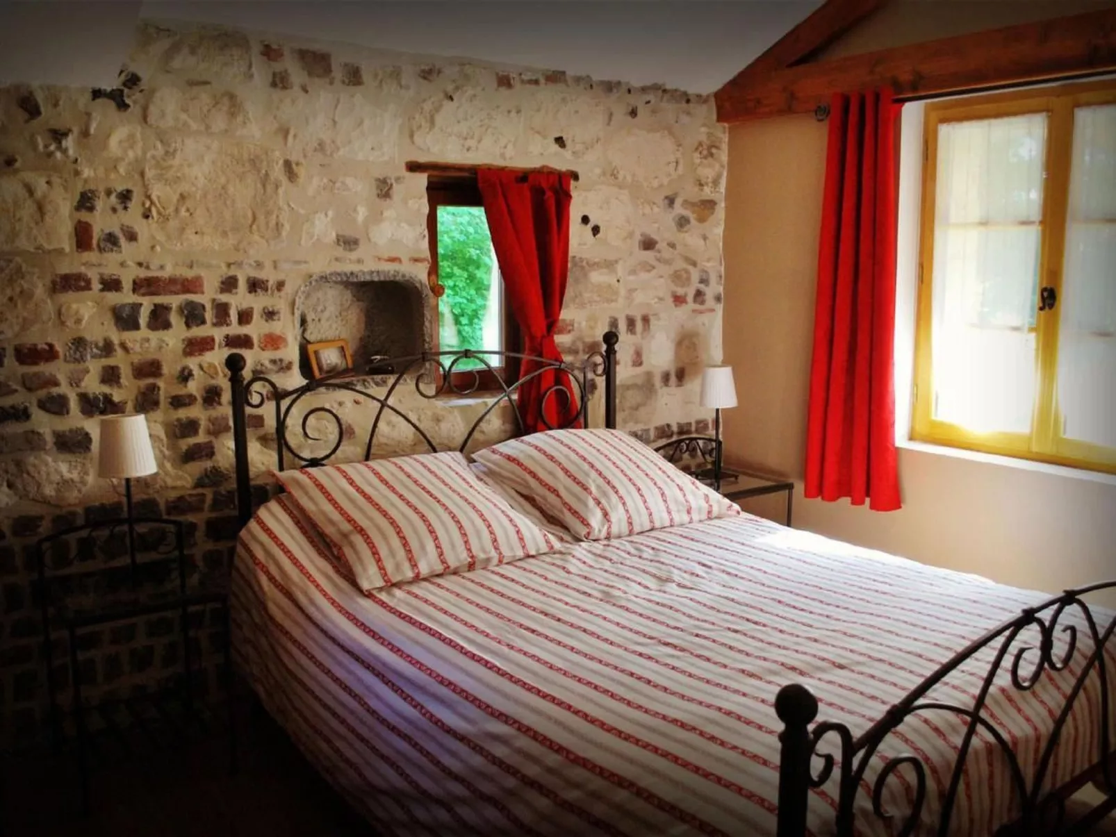 Liebevoll renoviertes Ferienhaus als Teil eines kleinen Bauernhauses mit abgesc-Drinnen