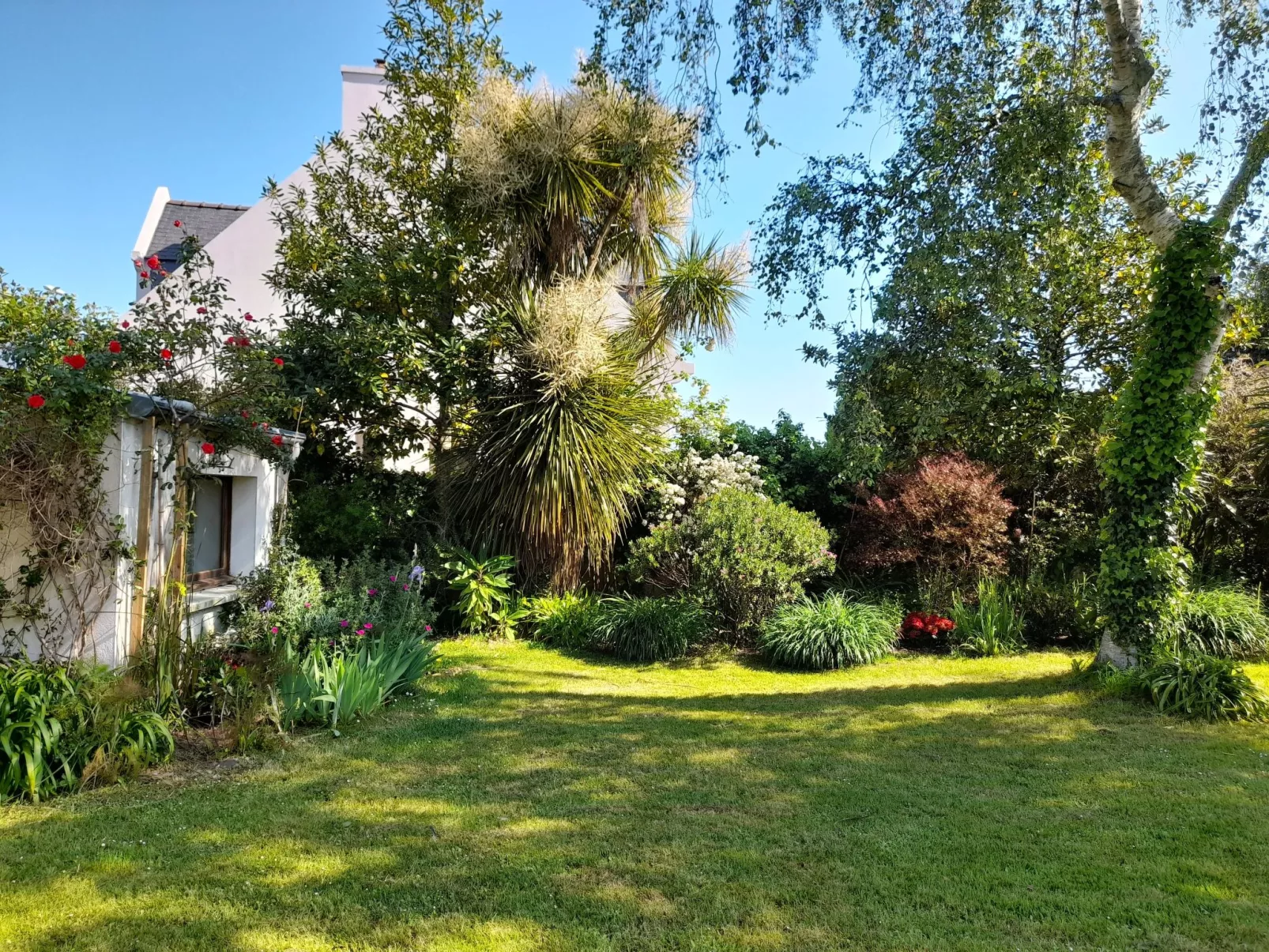 Großes Familienhaus mit schön angelegtem Garten-Dehors