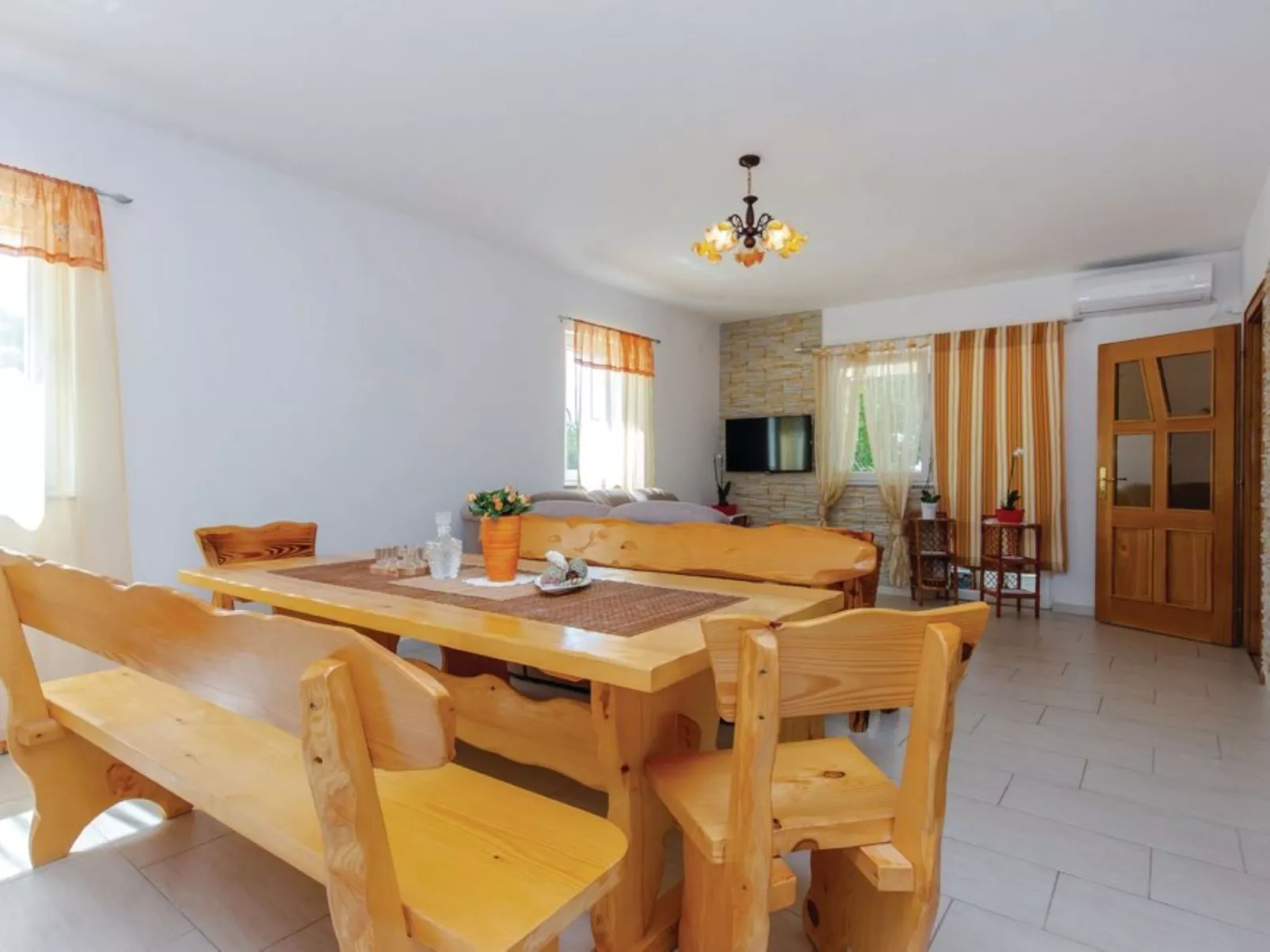 Villa "Haus mit pool" mit eigenem Pool-Drinnen