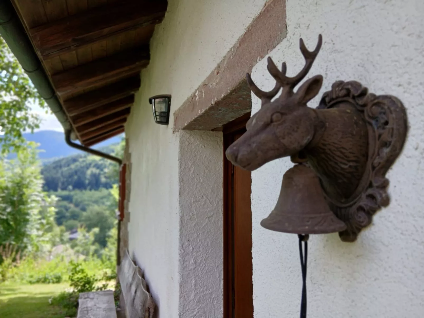 In Ventron mit eingezäuntem Garten-Outside