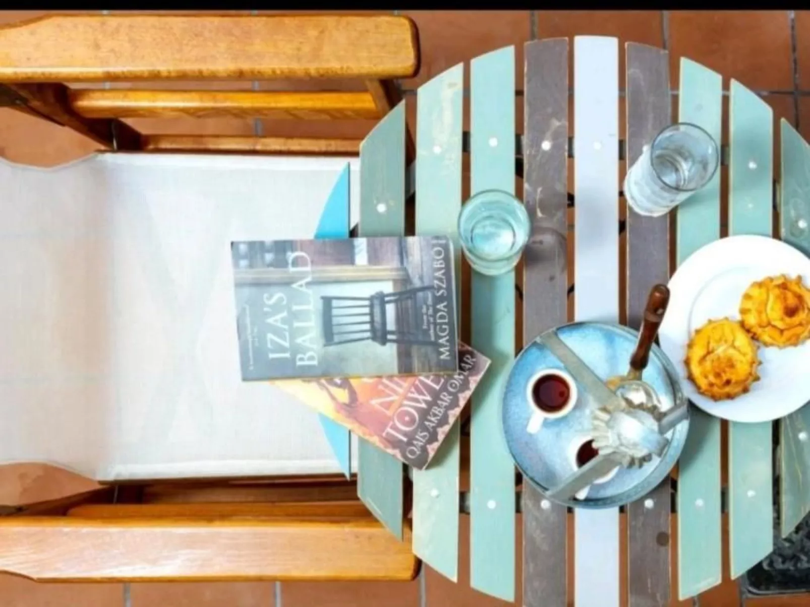 Mit Blick auf das Wasser-Drinnen