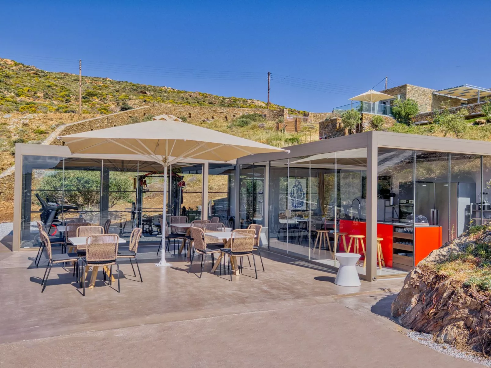Villa mit Blick auf das Wasser-Dehors