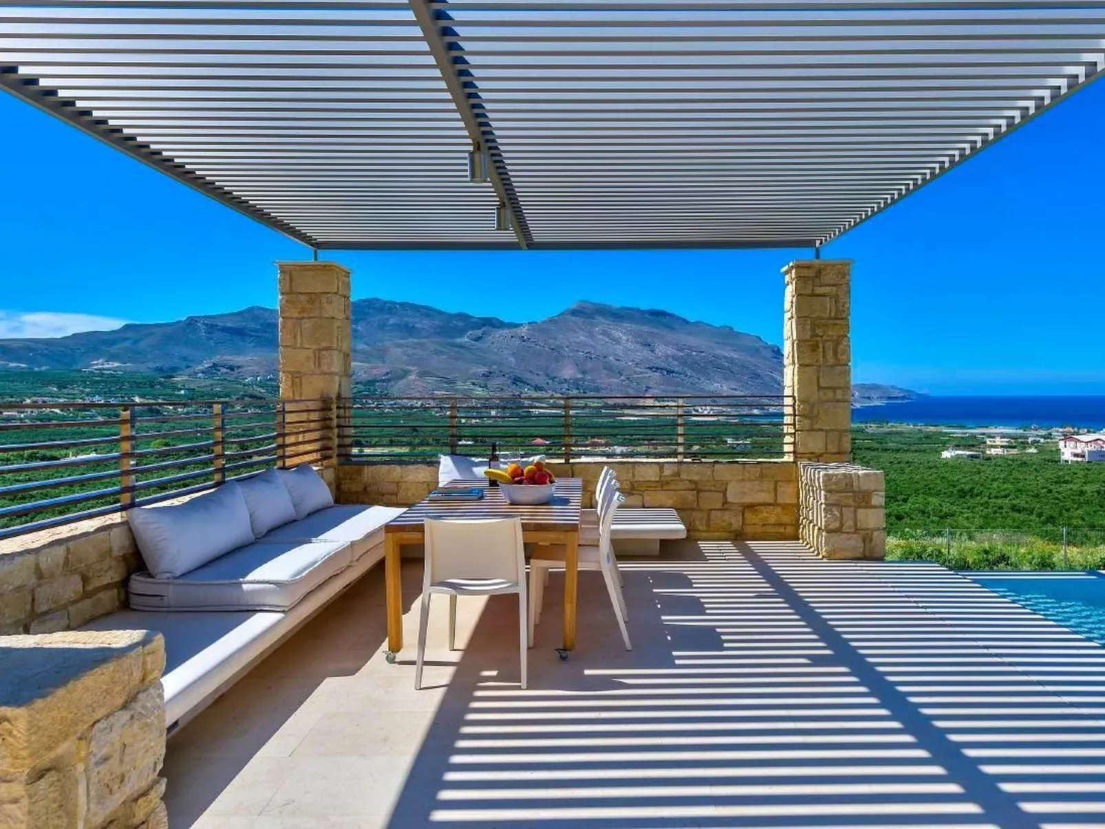 "Villa Charisma" mit eigenem Pool-Dedans