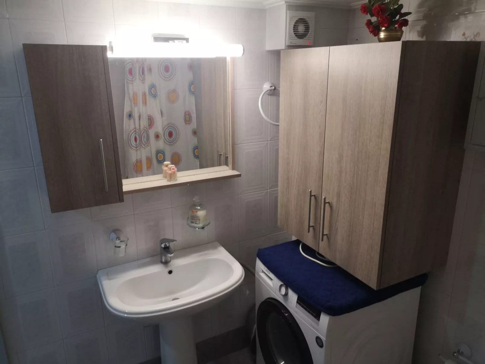 Mit Blick auf das Wasser-Inside