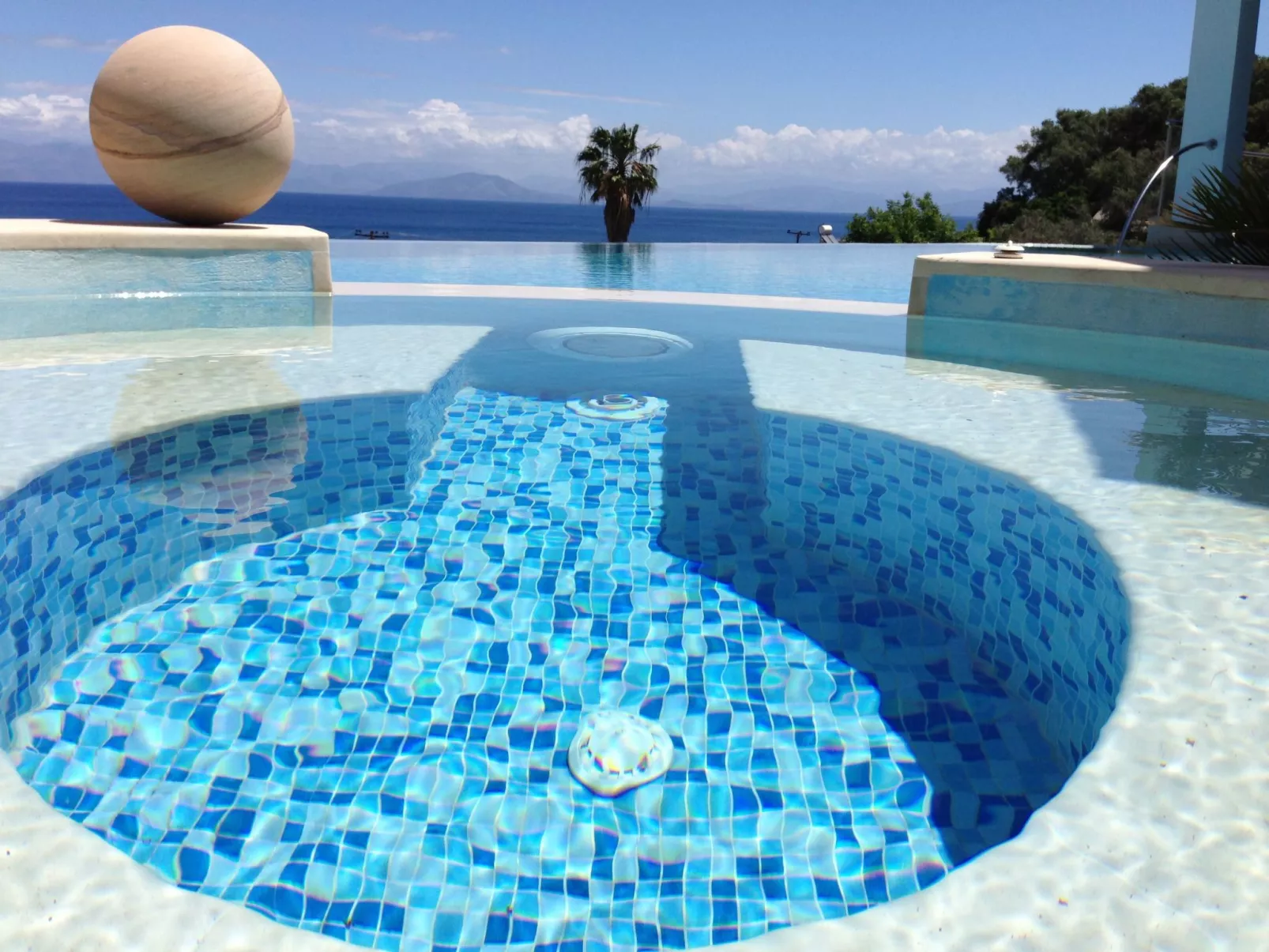 Ferienvilla mit Blick auf das Wasser-Outside