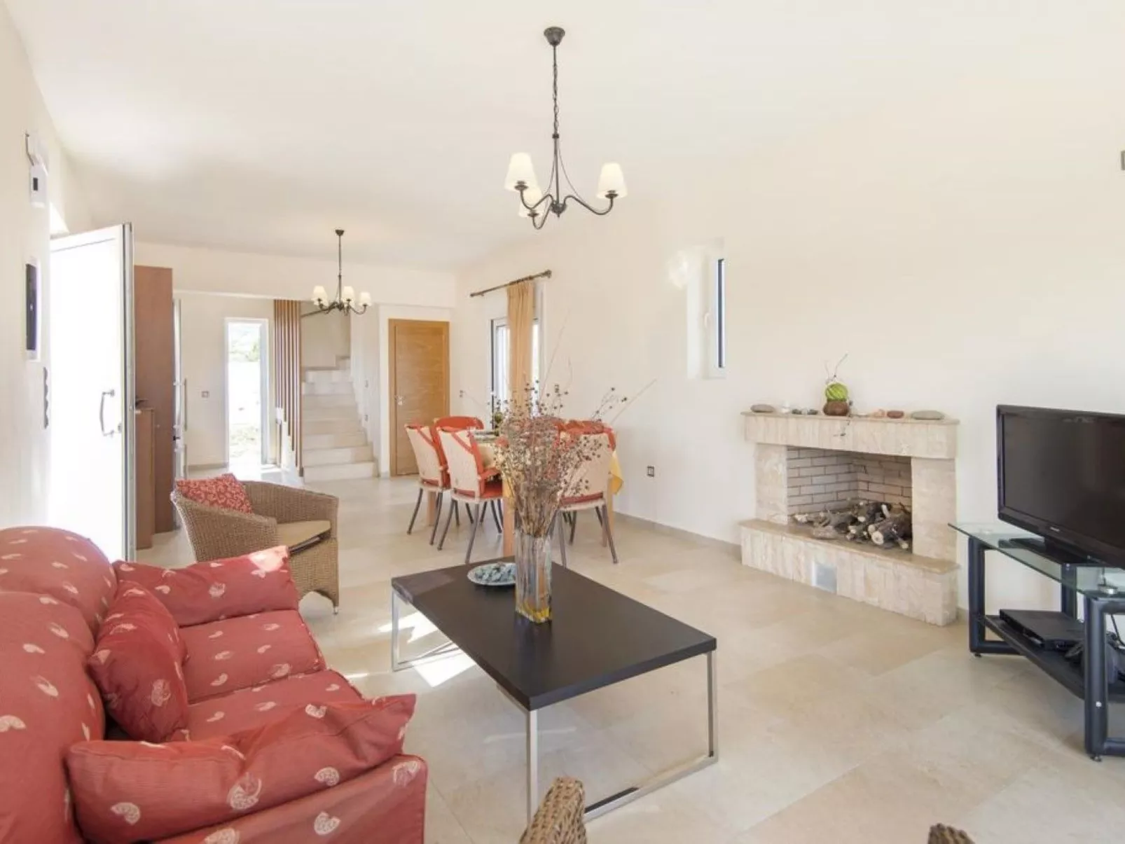 Verona Villa Pool-Inside