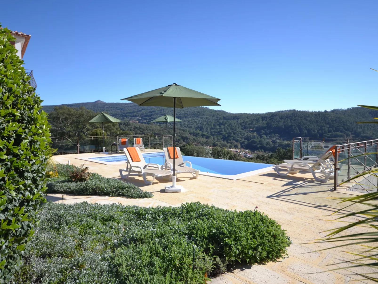 Luxuriöse Privatvilla mit Infinity-Pool-Draußen