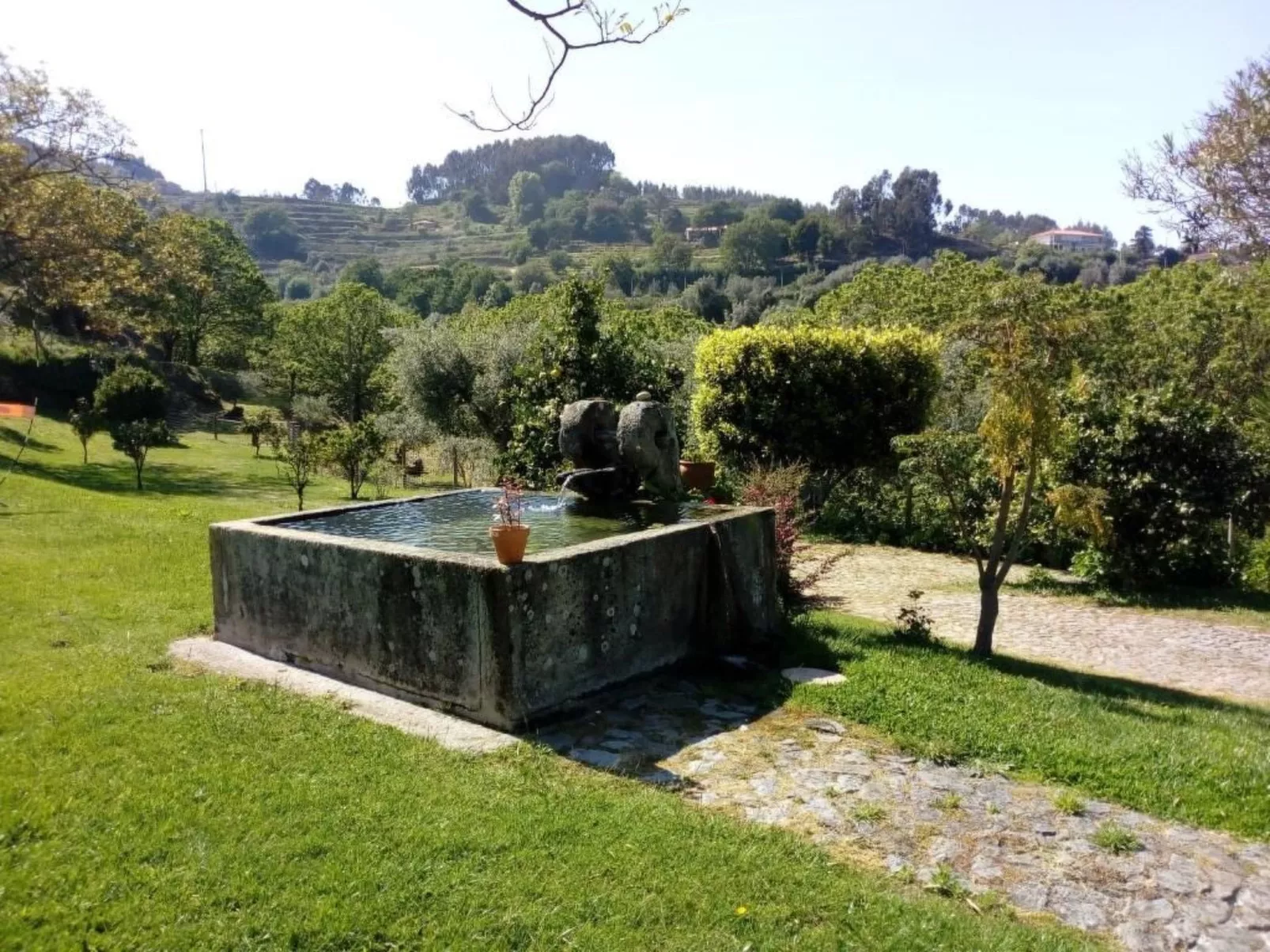 Fabelhafter Pool in einer atemberaubenden Landschaft-Draußen