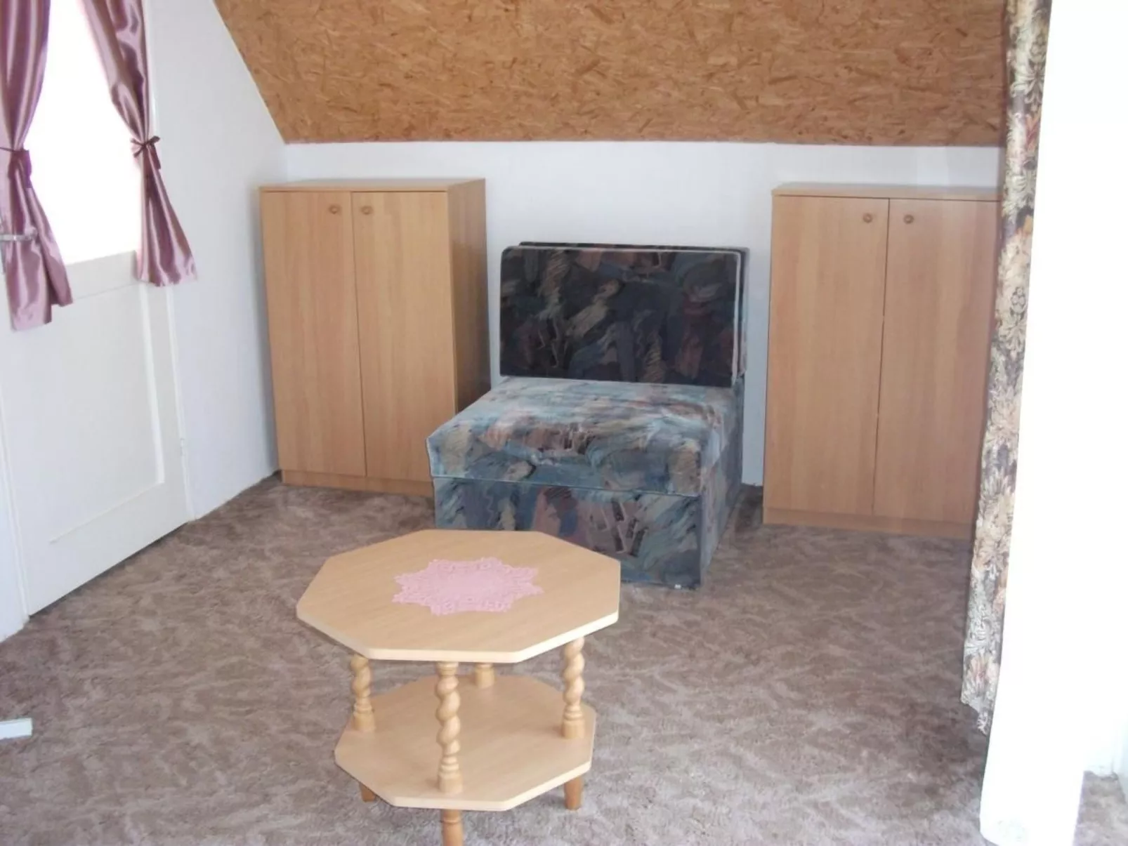 Mit Terrassen, Balkonen sowie Parkplatz-Dedans