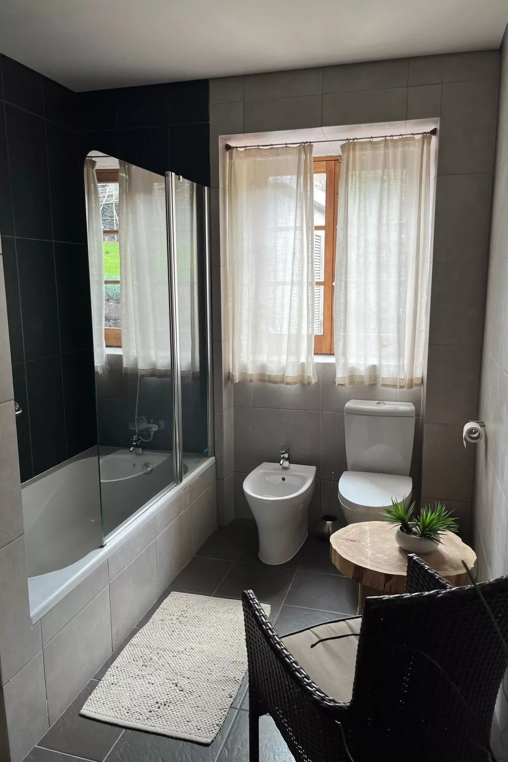 "Vinea Lava" mit Blick auf das Wasser-Inside