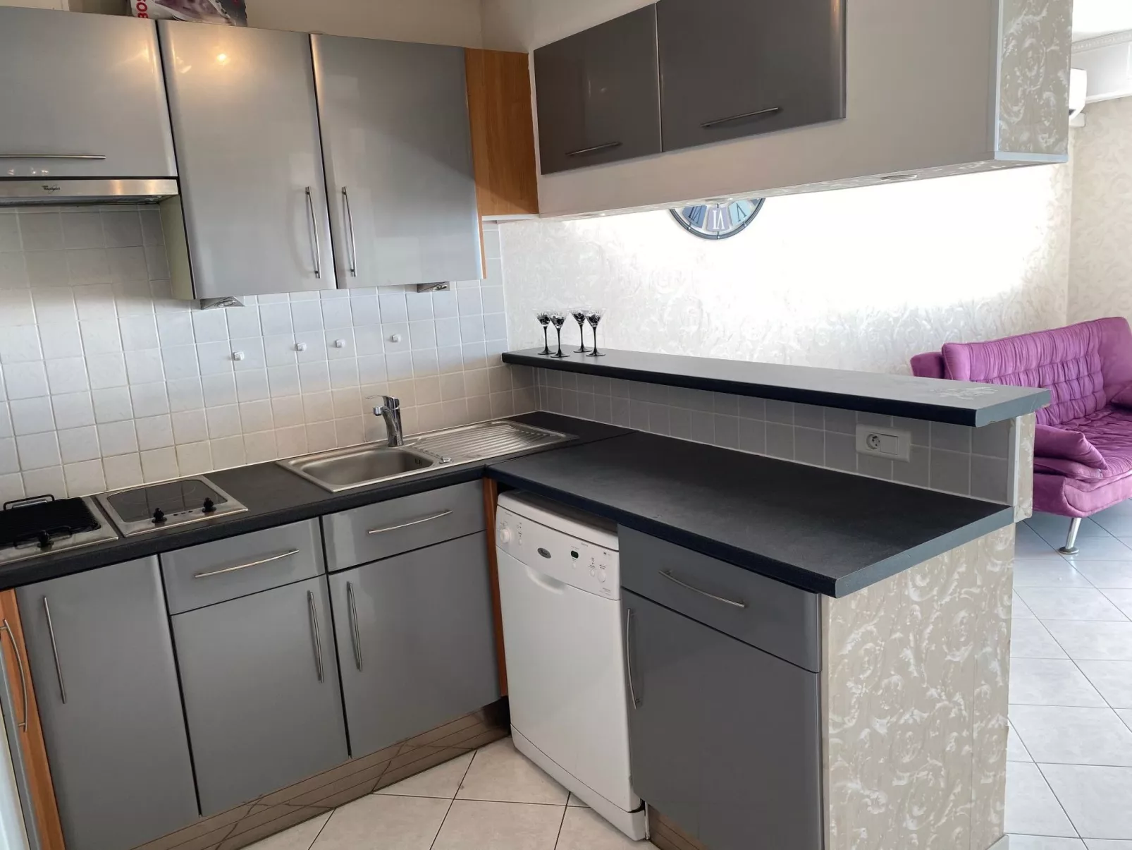 Studio-Apartment mit Blick auf das Wasser-Drinnen