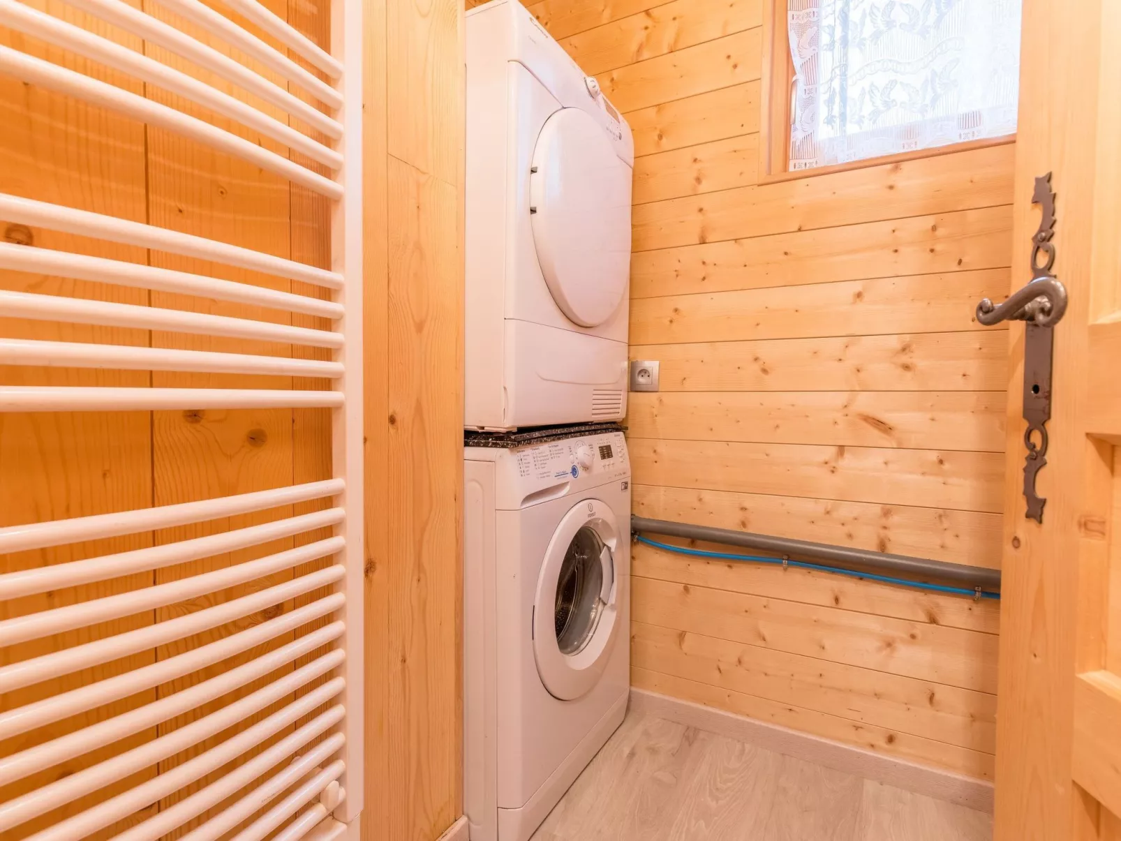 Erdgeschoss 110 m2 - 15 Personen - In der Nähe der Pisten-Drinnen