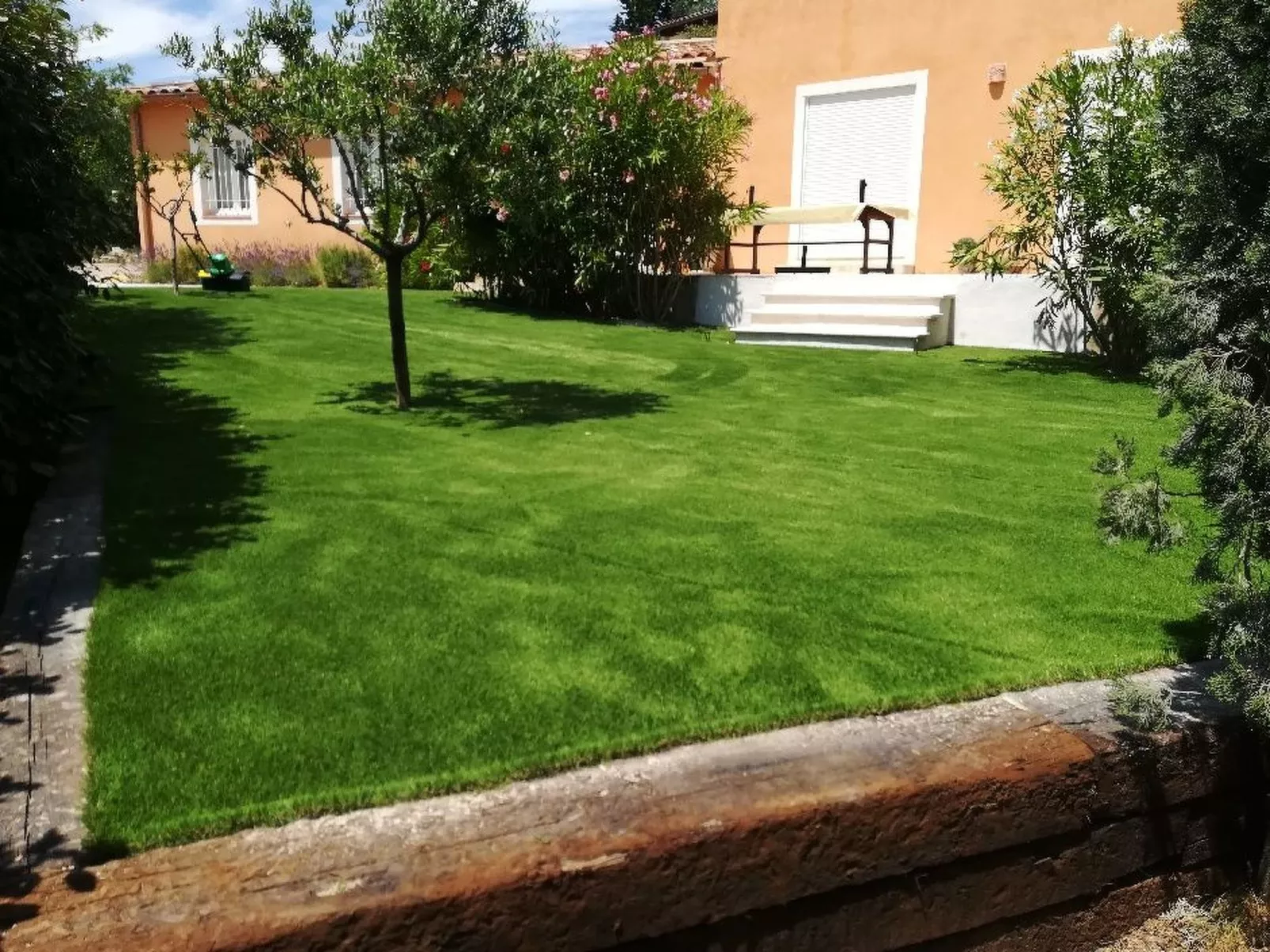 Freistehendes Haus mit großer Terrasse und Panoramablick auf die Landschaft-Image-tags.info