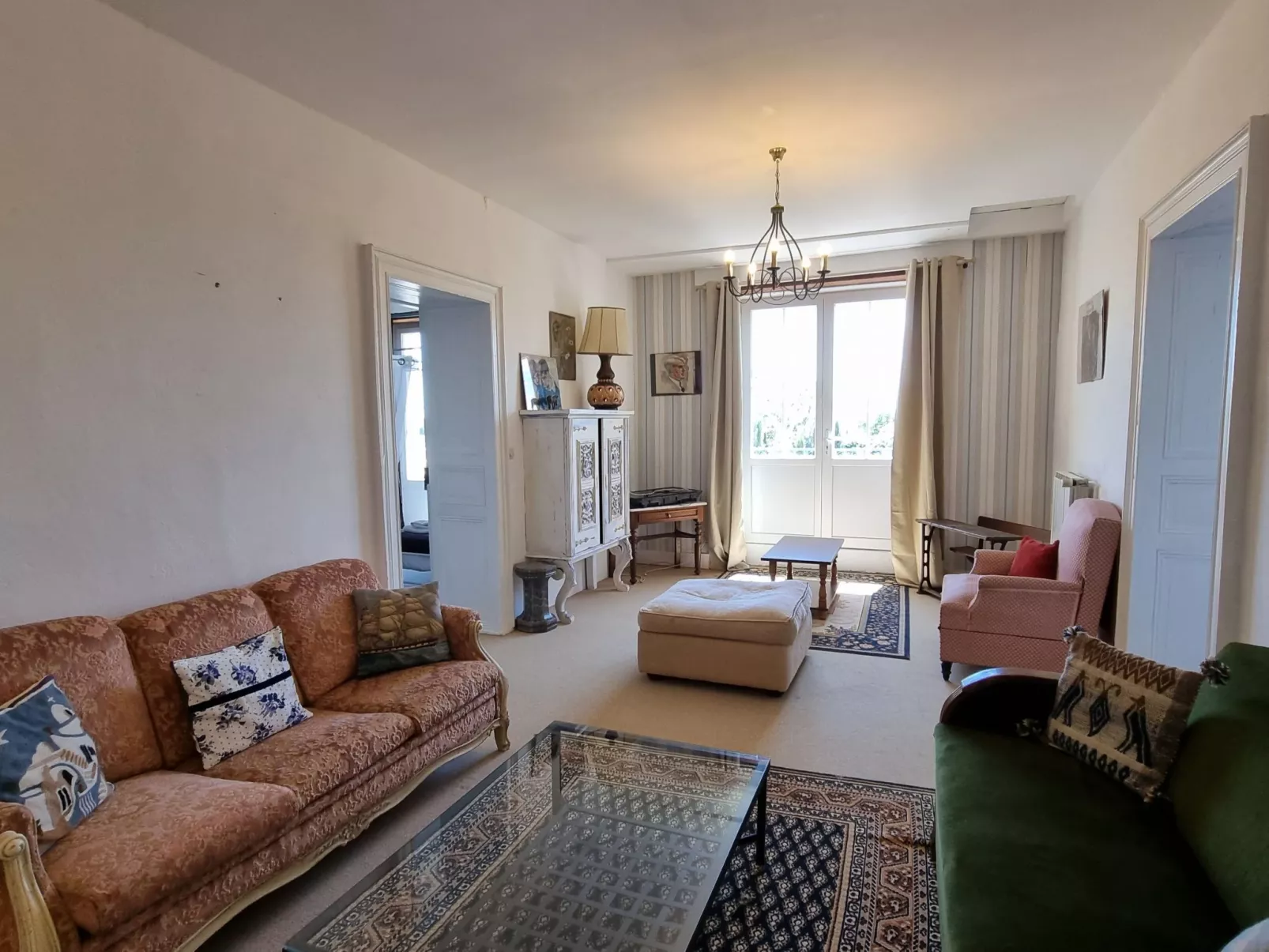 8-Zimmer-Schloss mit Pool und eigenem Park-Drinnen