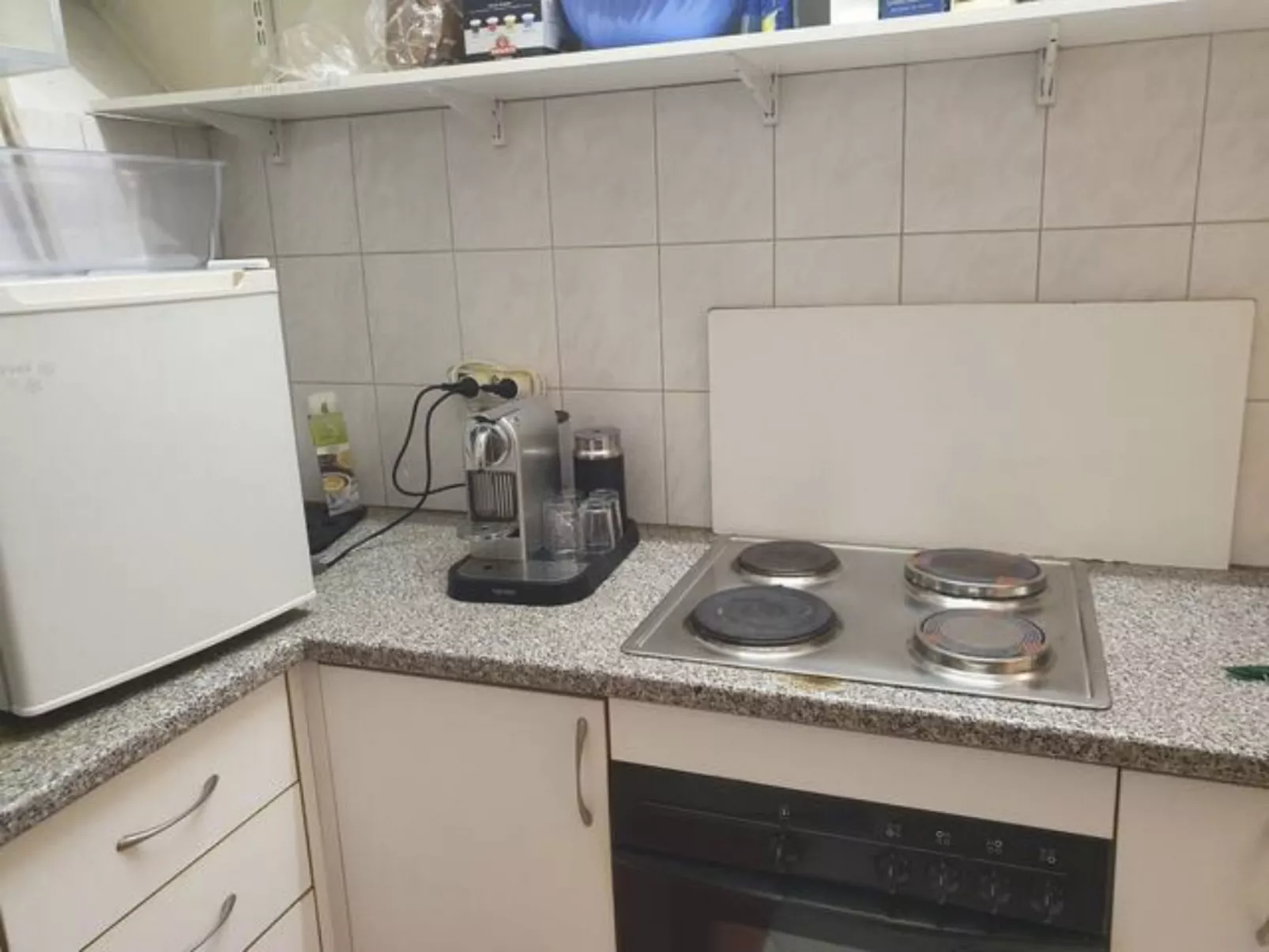 Mit Blick auf das Wasser-Dedans