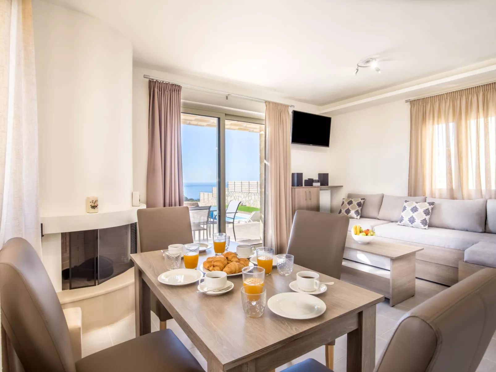 Küstenvilla mit Pool in der Nähe eines ruhigen Sandstrandes-Drinnen