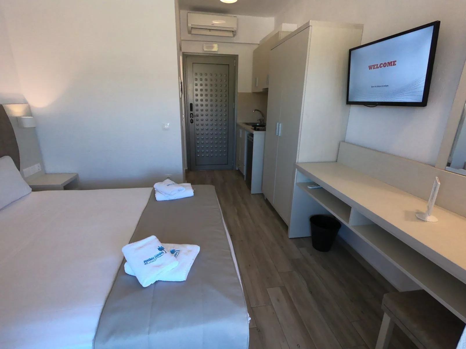 Finikas Garden Studios Pool Garten-Inside