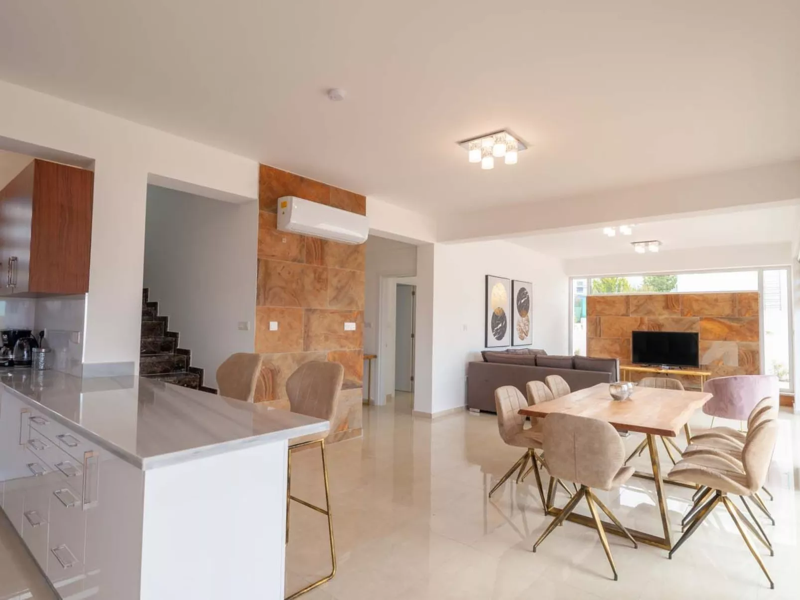 Luxuriöse Villa mit 4 Schlafzimmern, privatem Pool und Whirlpool-Inside