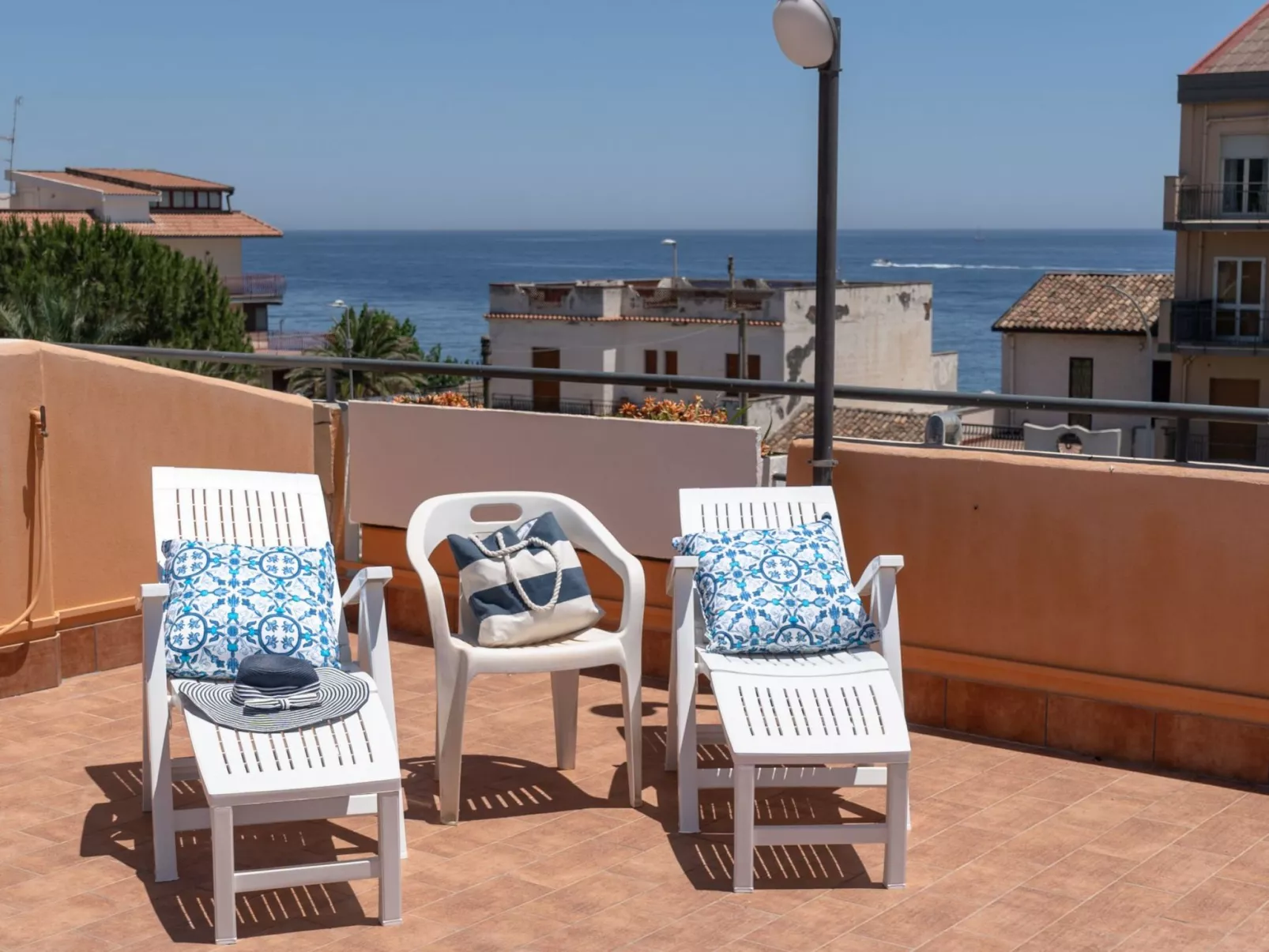 Saras Terrasse-Drinnen